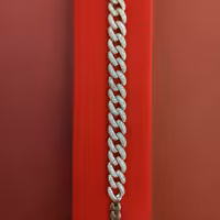 دستبند نقره 925 روکش طلا سفید طرح پر فروش کارتیر  همراه با قفل کتابی 