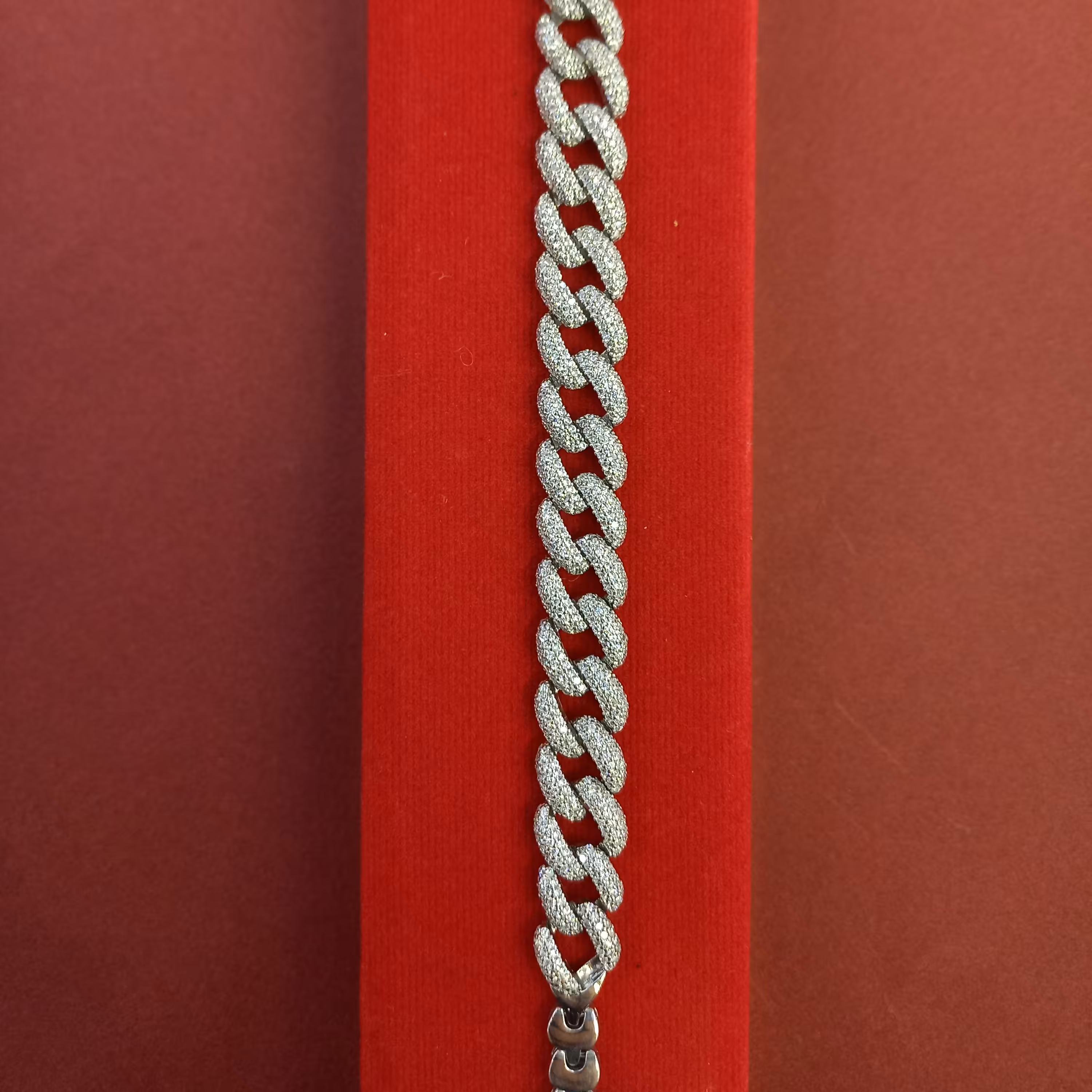 دستبند نقره 925 روکش طلا سفید طرح پر فروش کارتیر  همراه با قفل کتابی 