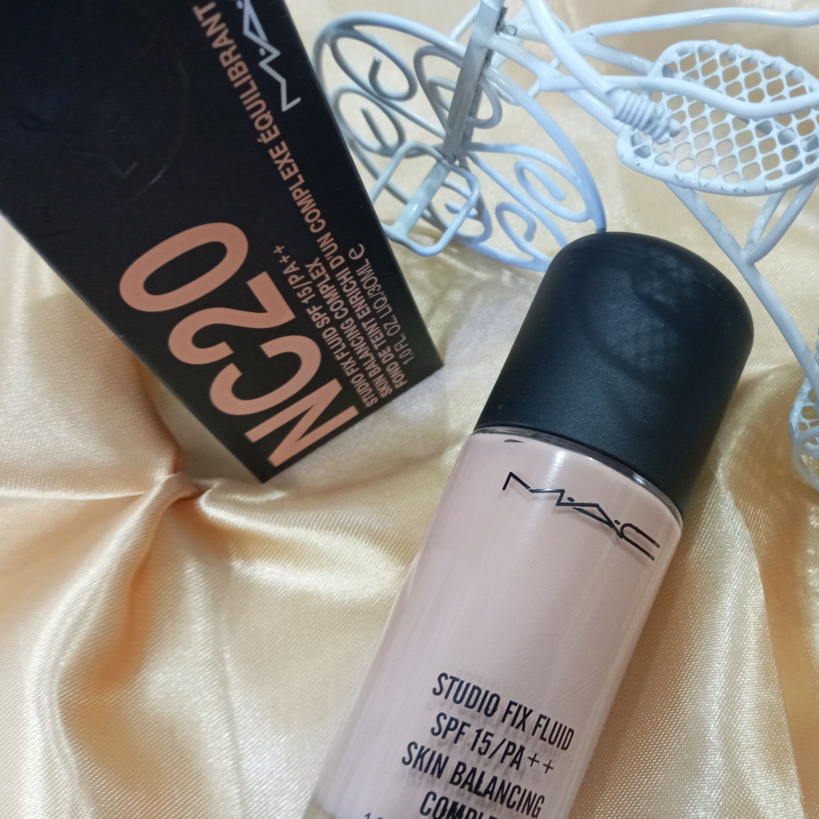 کرم گریم مک باقدرت پوشش دهی بالا  قابلیت ضد آب بودن  مناسب انواع پوست 