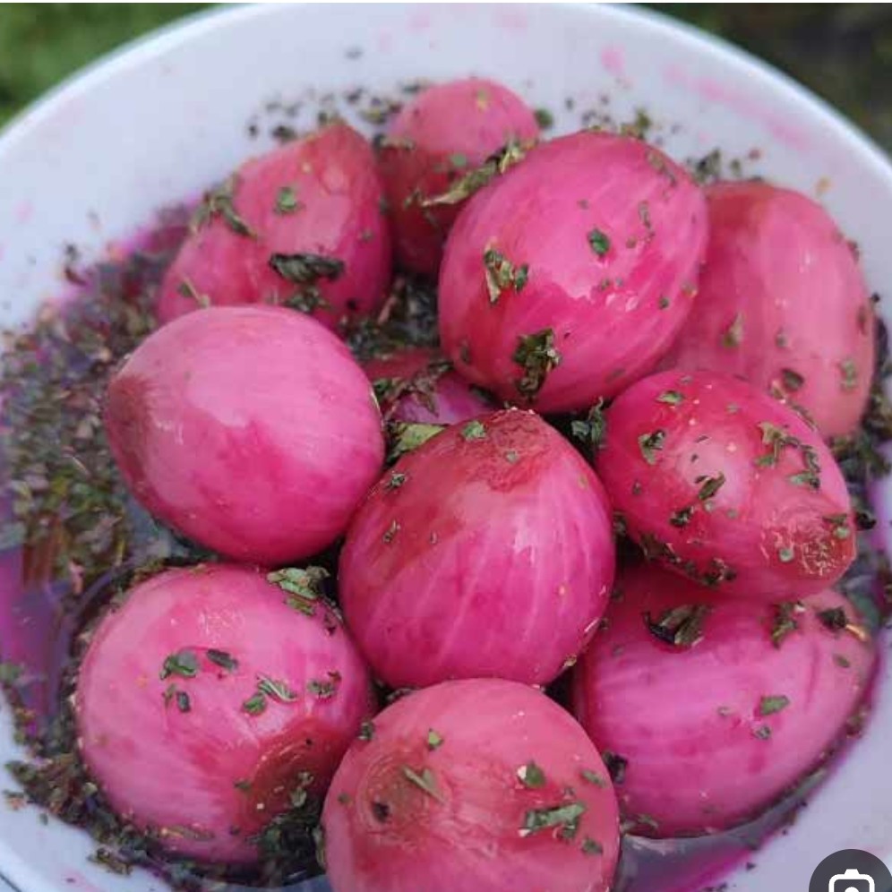 ترشی پیاز ریز  تهیه شده از پیاز ریز وکوچکو سرکه طبیعی 