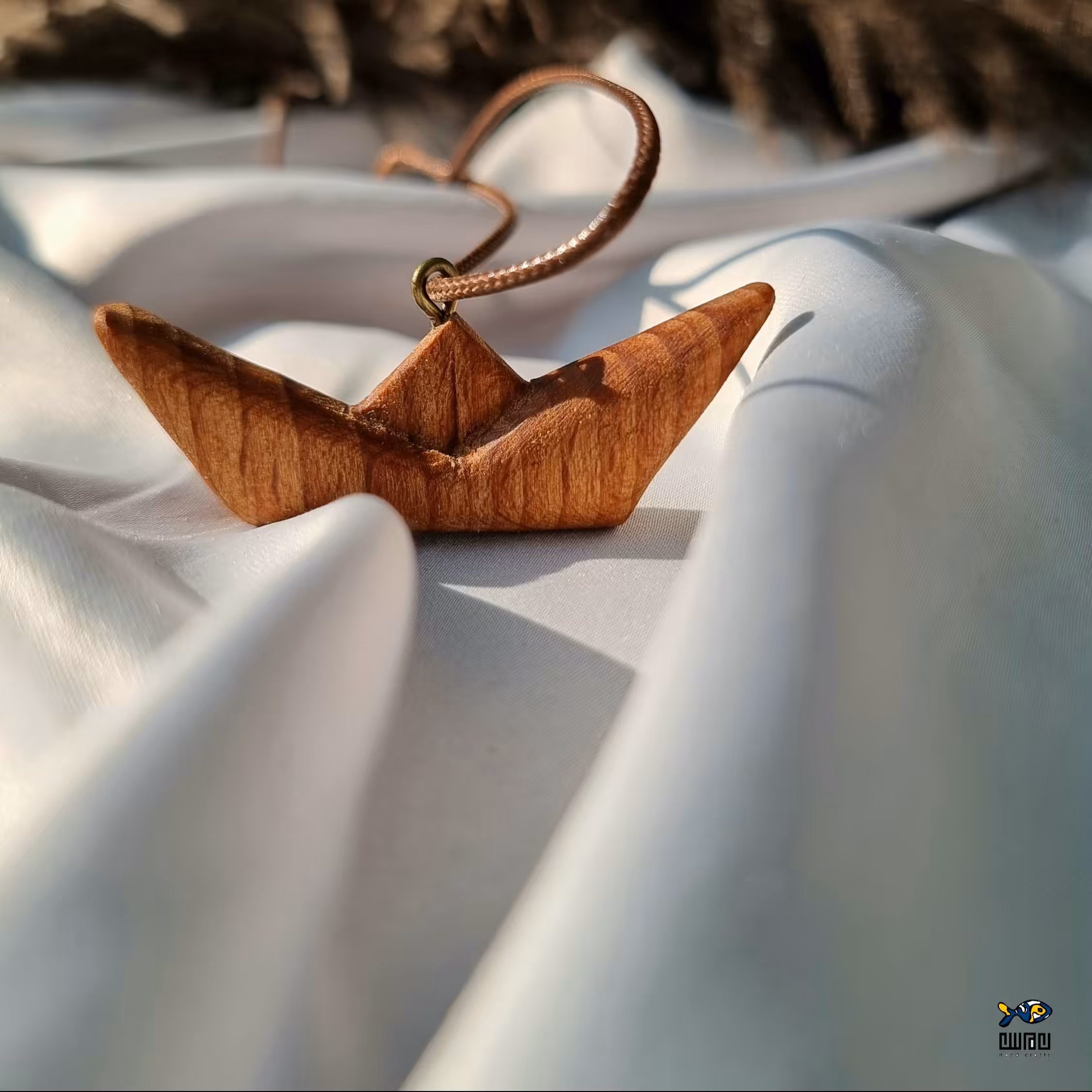 گردن آویز قایق چوبی