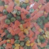 مخلوط سبزیجات شامل نخود فرنگی ،ذرت ،و هویج در بسته های 500گرمی موجود است 