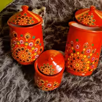 جا ادویه سفالی. رنگ قرمز.کارکاملا براق.کارشده تماما بادست