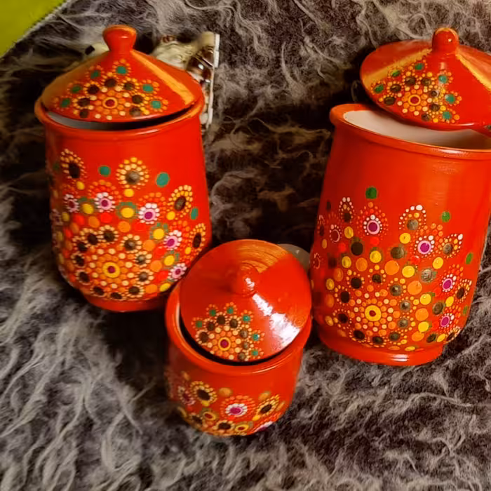 جا ادویه سفالی. رنگ قرمز.کارکاملا براق.کارشده تماما بادست