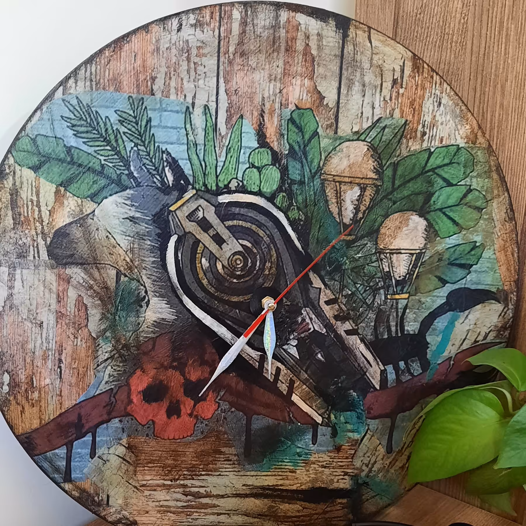 ساعت مدرن کهنه کاری شده