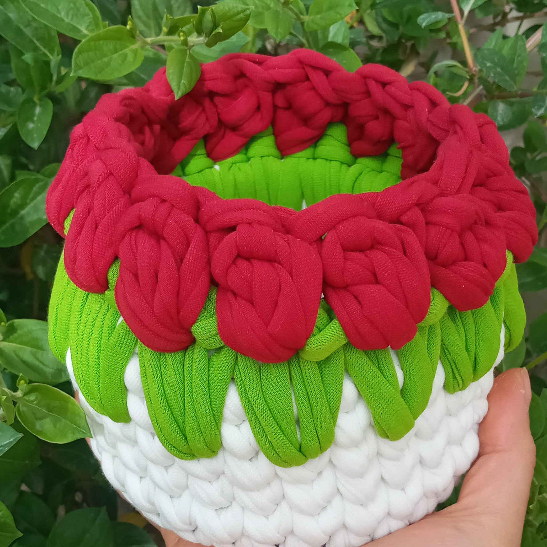 سبد تریکویی طرح گل لاله.بافته شده بابهترین نخ کفی چوبی.قابل استفاده برای همه نوع سلیقه