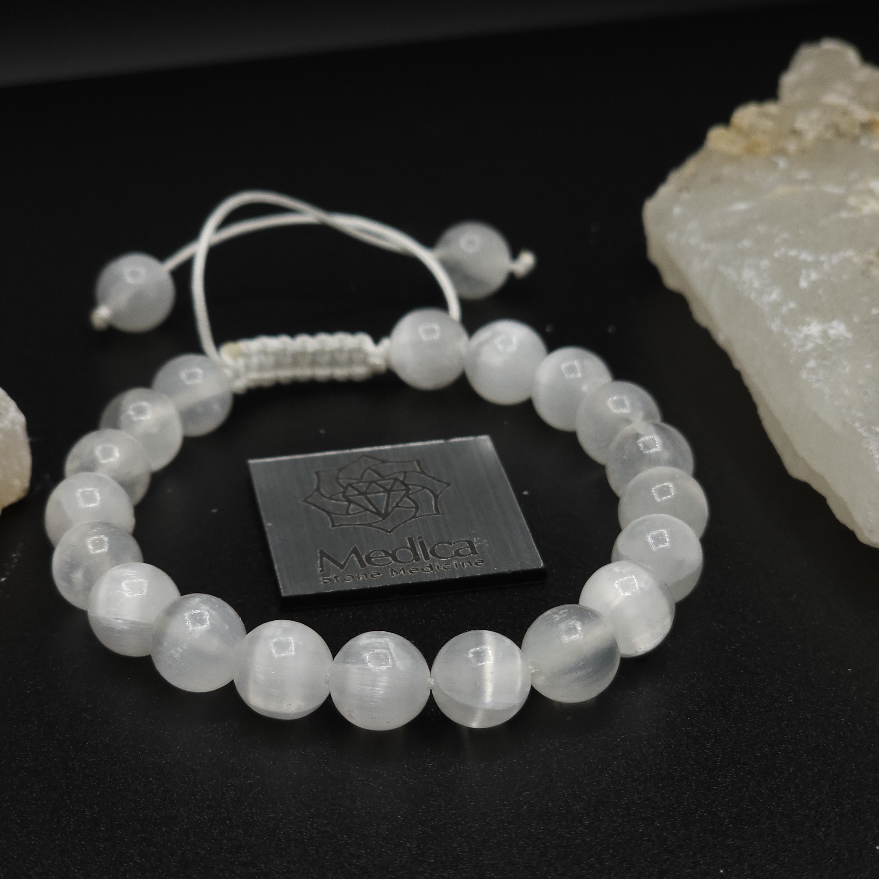 دستبند سنگ سلنیت چشم گربه ای درجه یکselenite سایز 8 تراش گرد.