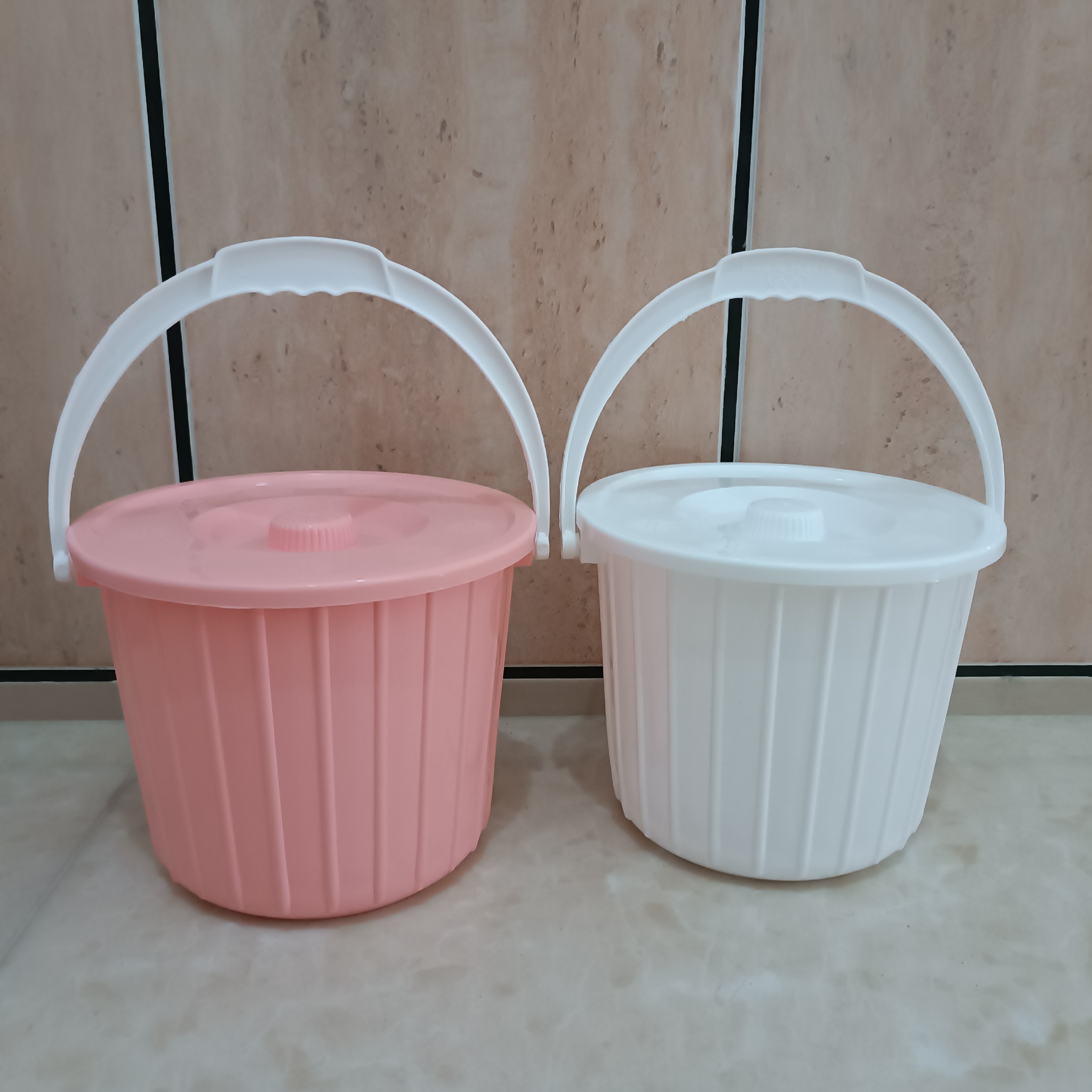 سطل دسته دار 3 کیلویی دربدار،، رنگ صورتی و سفید ، ارتفاع 17 قطر 20