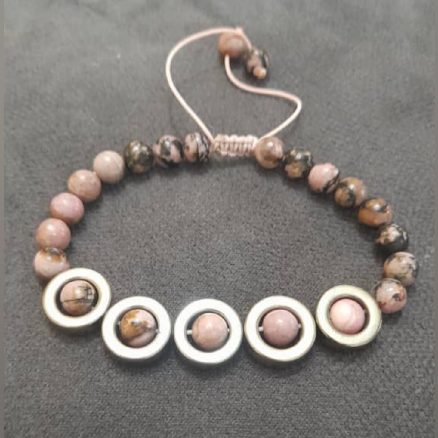 دستبند سنگ رودونیت با حدید طرح سیاره ای سایز 8