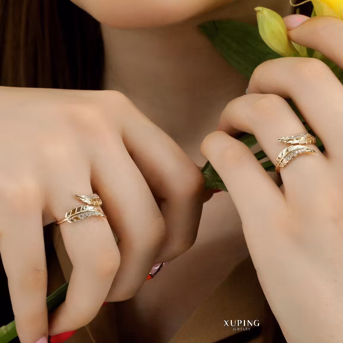 انگشتر مدل برگ برند ژوپینگ رنگ ثابت بدون حساسیت مقاوم در برابر آب و مواد شوینده ملایم یک لایه آبکاری طلا دارد 