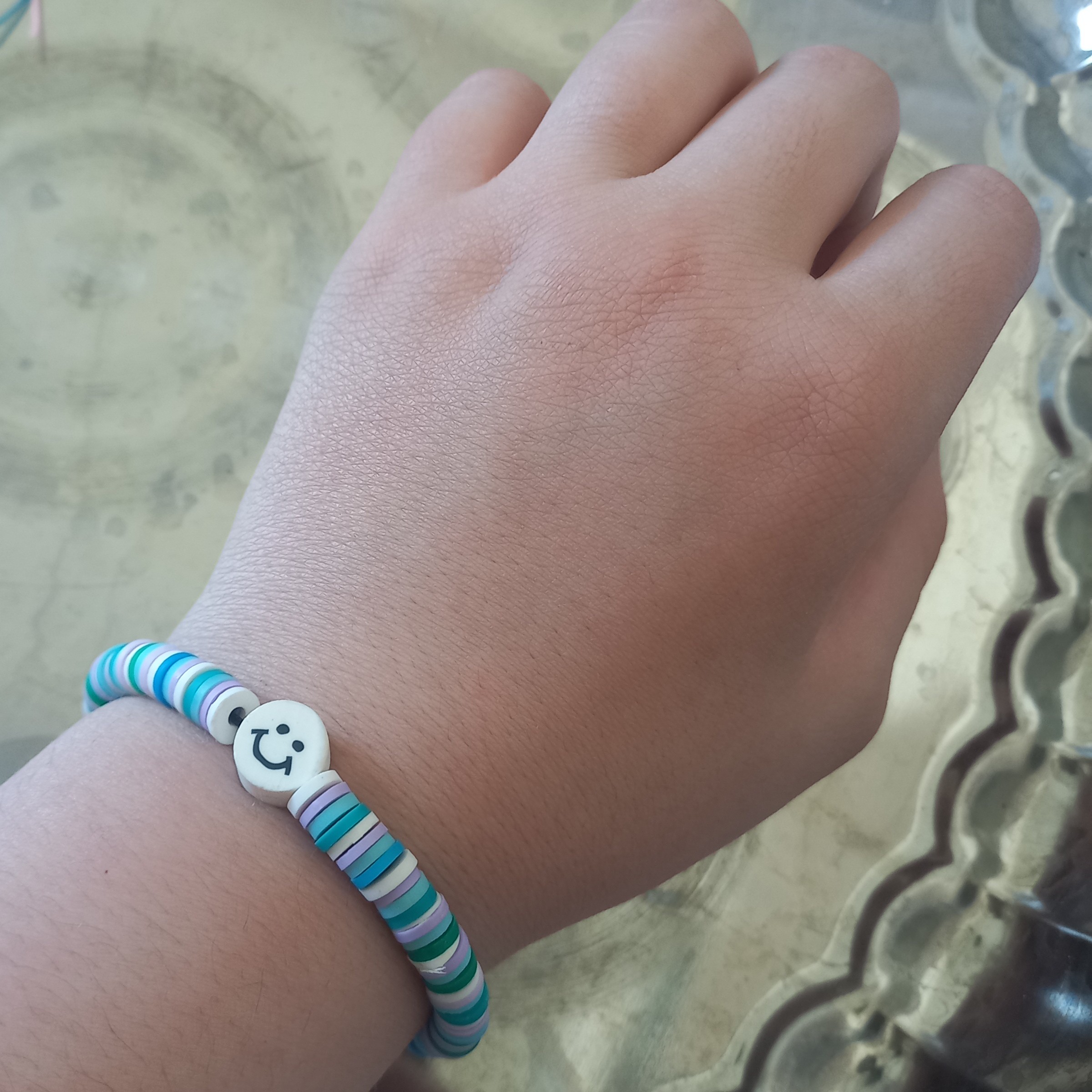 دستبند مدل لبخند ترکیب رنگ ابی بنفش سفید 