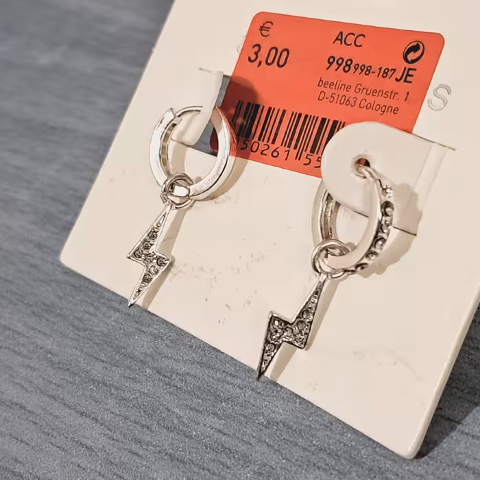 گوشواره حلقه ای رعد بسیار سبک و زیبا در گوش...روزانه بدلیجات 50 درصد تخفیف رو استوری میکنیم.مارو دنبال کنید.