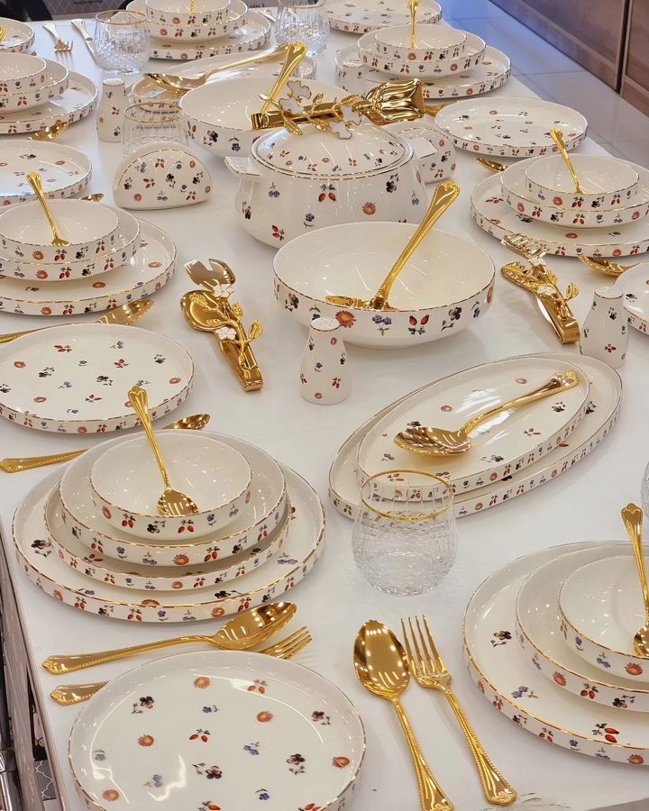 سرویس بسیار زیبا و لوکس غذاخوری دوازده نفره 60 پارچه برند Roy King محصول ترکیه