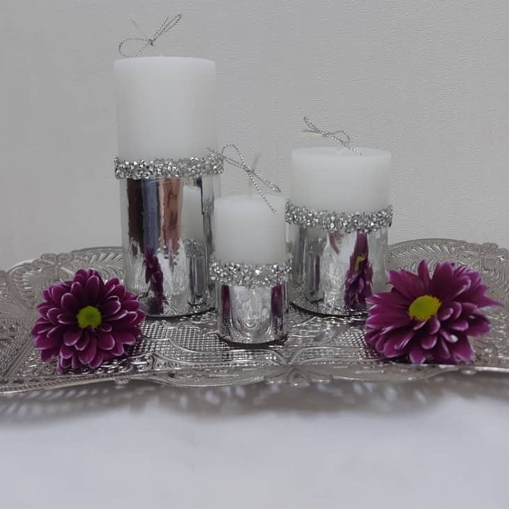 شمع استوانه 3تایی تزئین شده با شبرنگ نقره ای(رنگ طلایی هم موجود ه)با قطر 4 و ارتفاع  15 ، 10 و 5  سانت