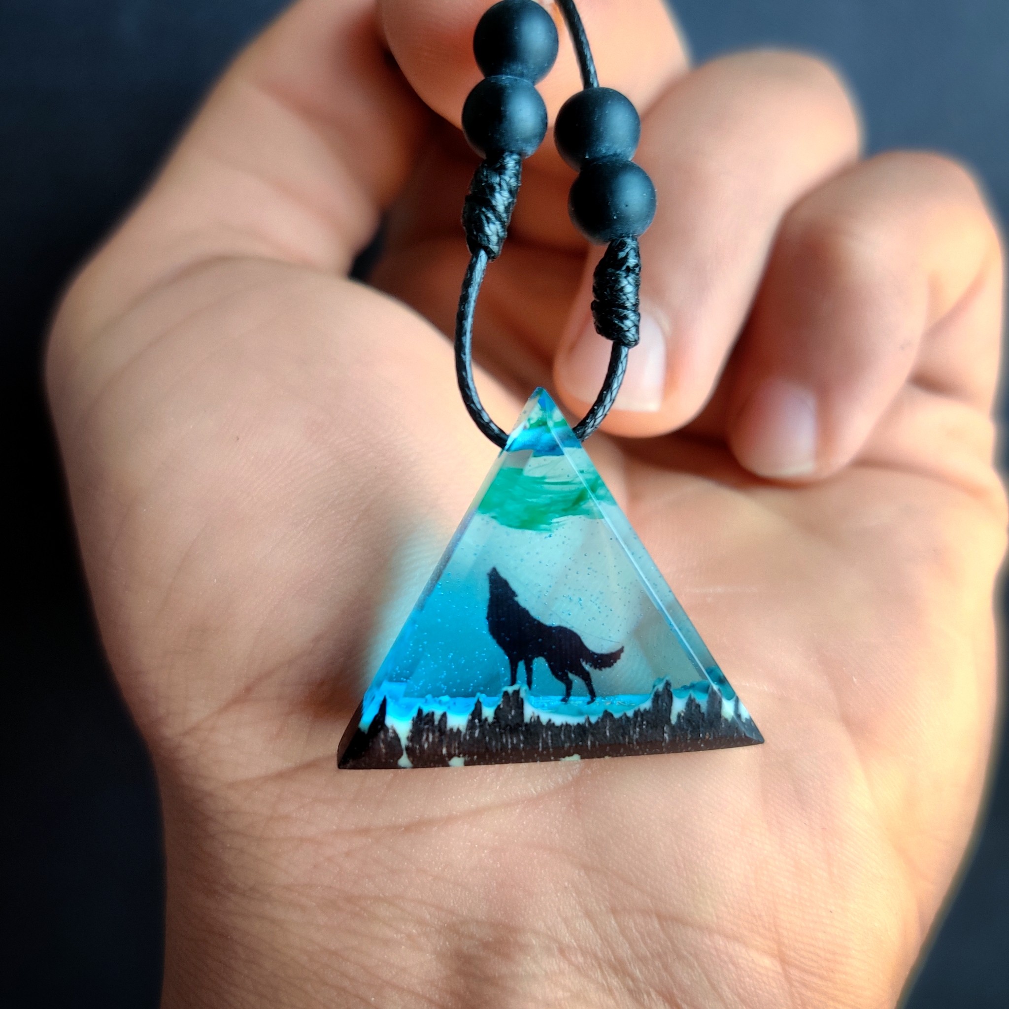 گردنبند رو لباسی دستساز چوب و رزین (شب تاب)