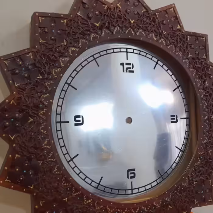 ساعت دیواری خورشیدی صفحه لیزری جنس چوبی کارشده با چرم طبیعی