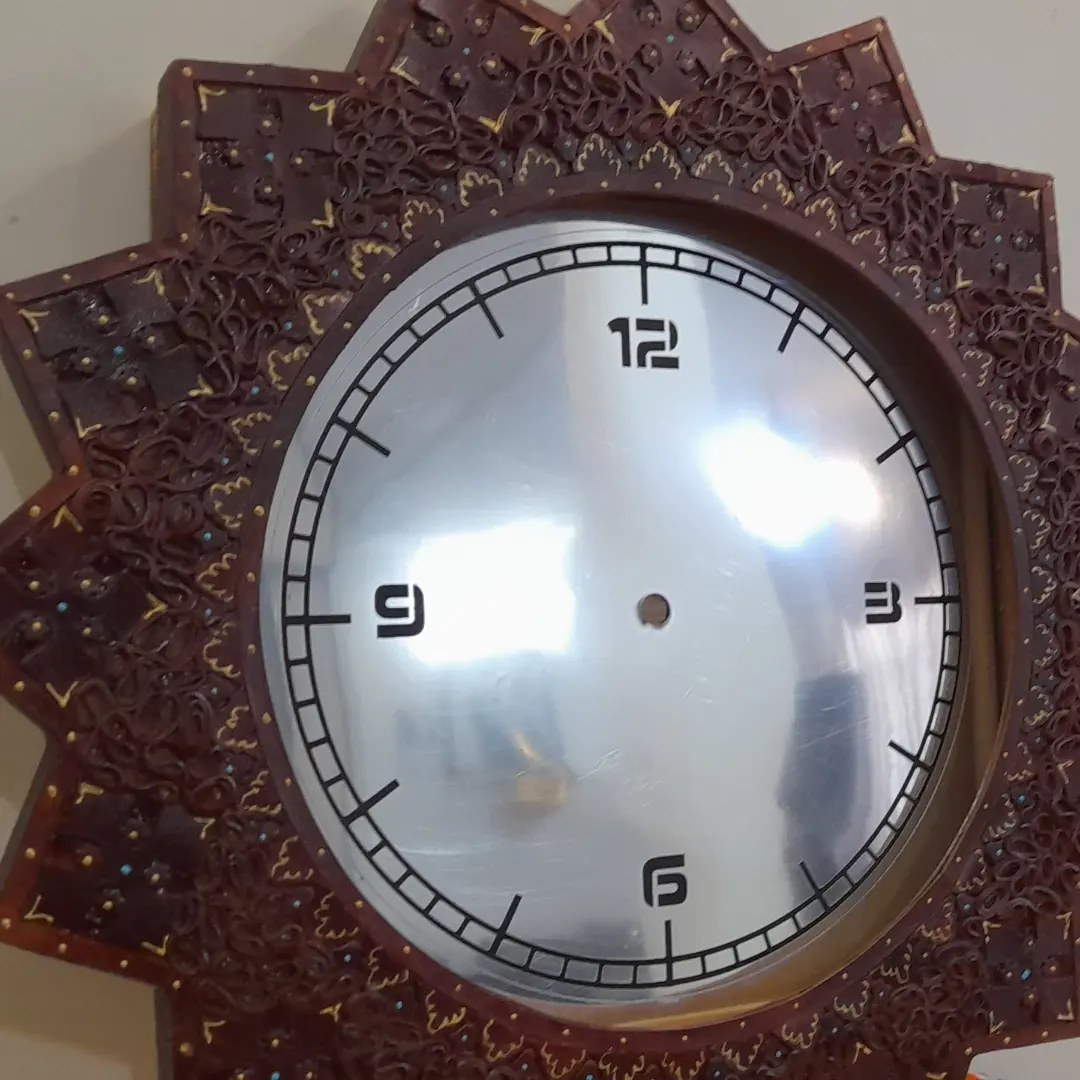 ساعت دیواری خورشیدی صفحه لیزری جنس چوبی کارشده با چرم طبیعی