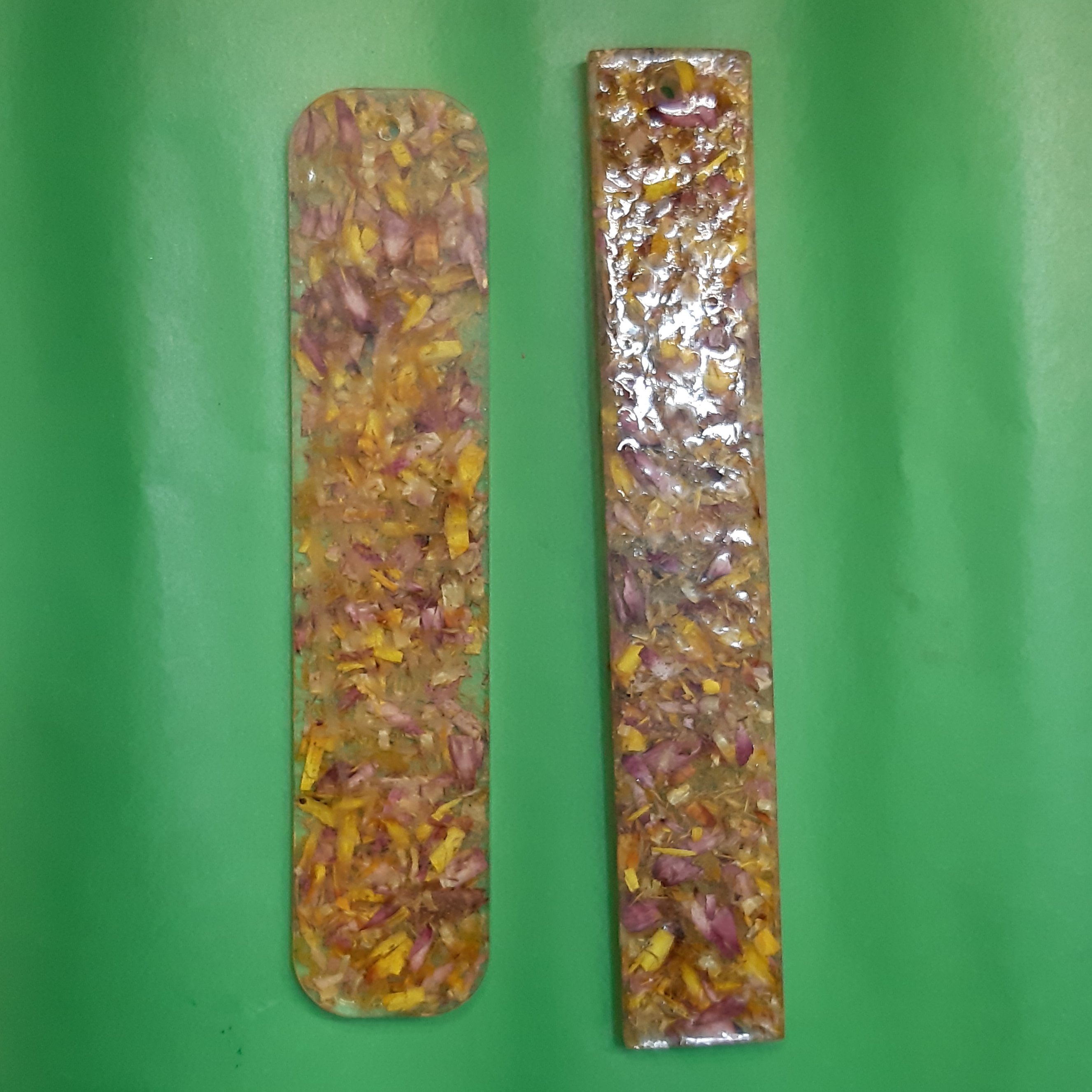 بوک مارک بهاری   ساخته شده از رزین اپوکسی شفاف کره ای و گلبرگهای بهاری 