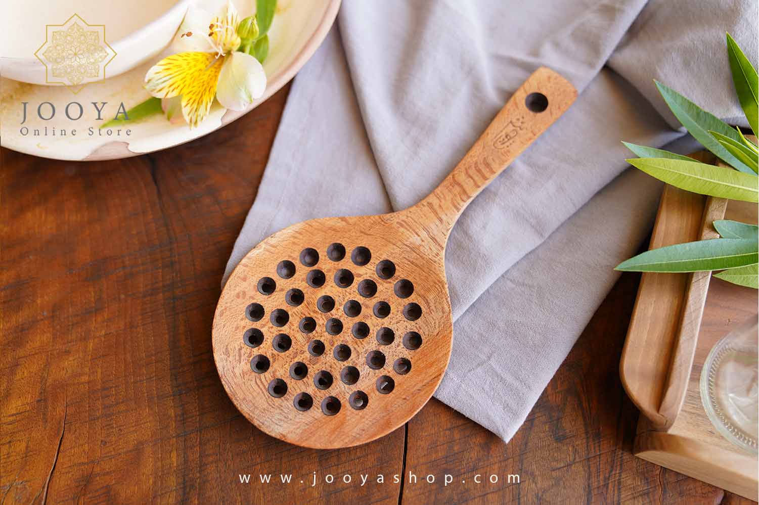 قاشق چوبی پلویی سوراخ دار مدل یک