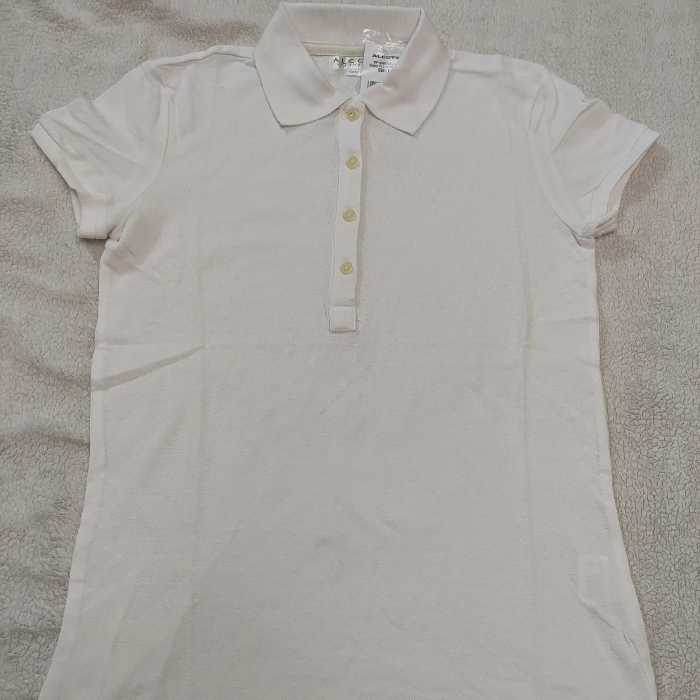 تی شرت اسپرت.یقه دار.آستین کوتاه کشباف.جلو دکمه خور.بغل چاکدار.بسیار لطیف و راحت.با تنخوری شییییک.(در دو سایز M و L)