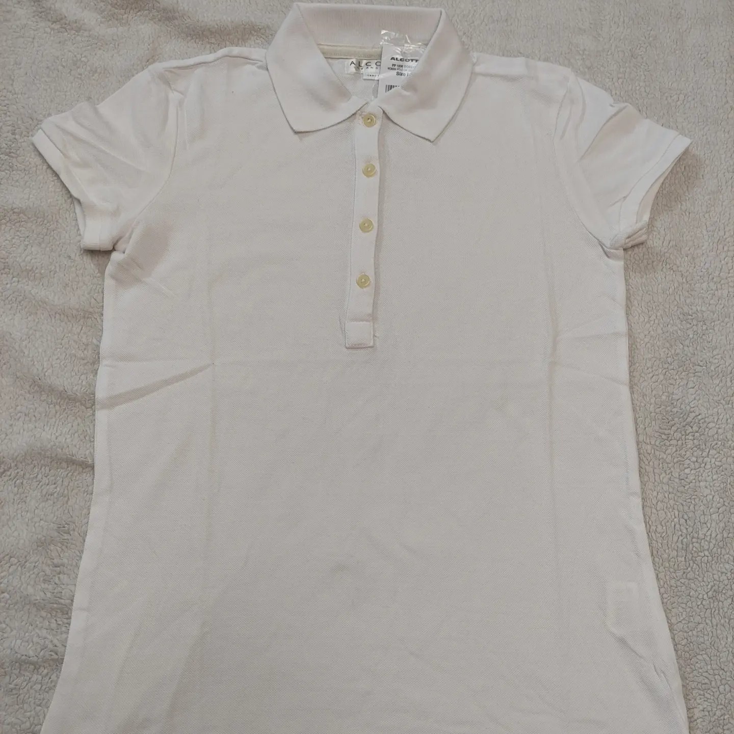 تی شرت اسپرت.یقه دار.آستین کوتاه کشباف.جلو دکمه خور.بغل چاکدار.بسیار لطیف و راحت.با تنخوری شییییک.(در دو سایز M و L)