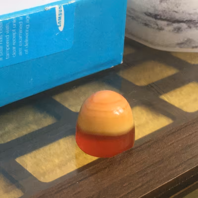 نگین عقیق طوقدار خوشرنگ چند لایه با طرح و رنگ فوق العاده زیبا و دیدنی مناسب برای انگشتری 