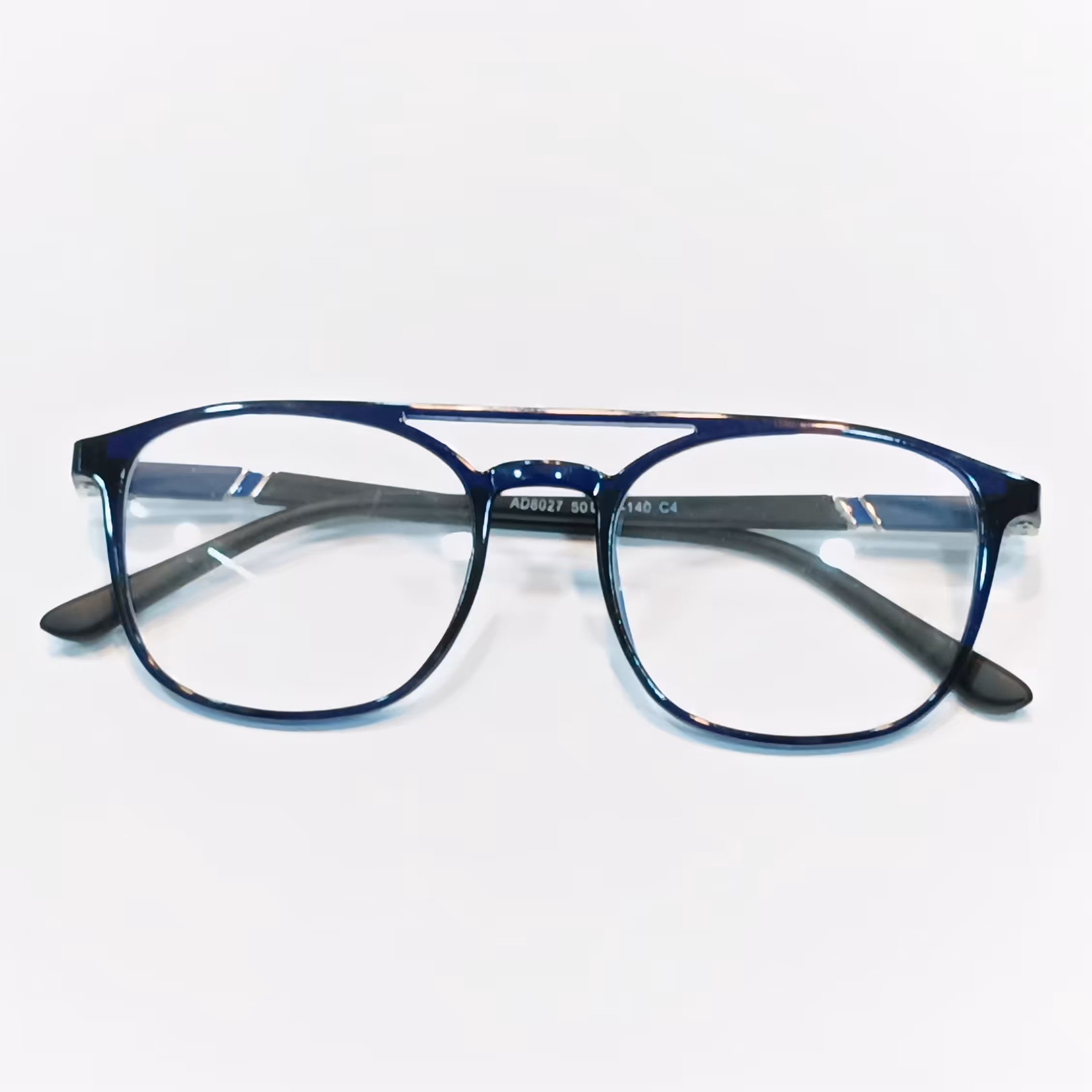 عینک طبی مدل 2 پل قابلیت تعویض عدسی طبی نمره دار را نیز دارد رنگ سرمه ای مایل به مشکی 