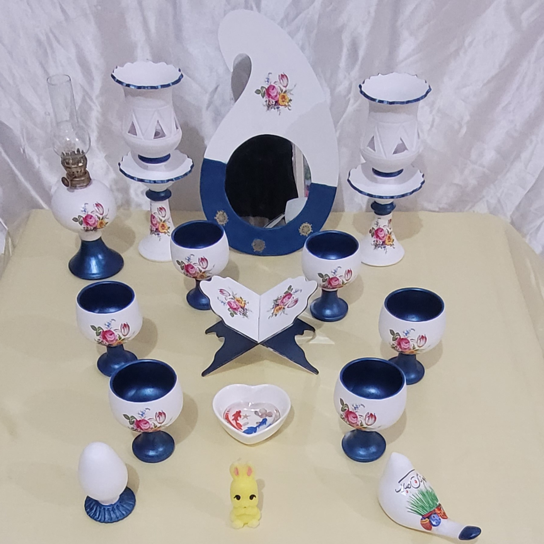 ست  کامل هفت سین سفالی با  فانوس و جام های آبی رنگ و آینه ترمه و رحل  قرآن