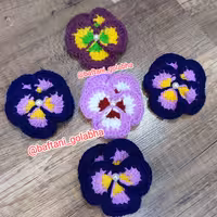 گل بنفشه ایرلندی تزیینی بافته شده با کاموا اکریل تاب شیک و زیبا 