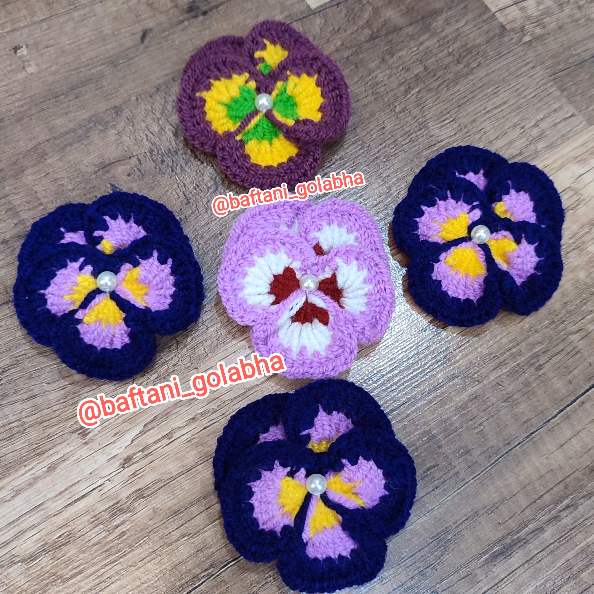 گل بنفشه ایرلندی تزیینی بافته شده با کاموا اکریل تاب شیک و زیبا 
