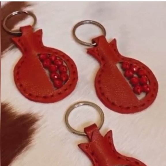 دسته کلید اناری چرم درجه 1 بزی وگاوی بسیار شیک برای تزیین کلیدهای شما