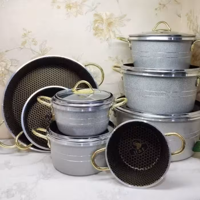 14پارچه هلنا دسته طلایی دیواره بلند ضخیم سایز 28و24و22و20و18و14تابه 28و18 درب پیرکس داخل زنبوری نچسب دسته و دستگیره نسوز