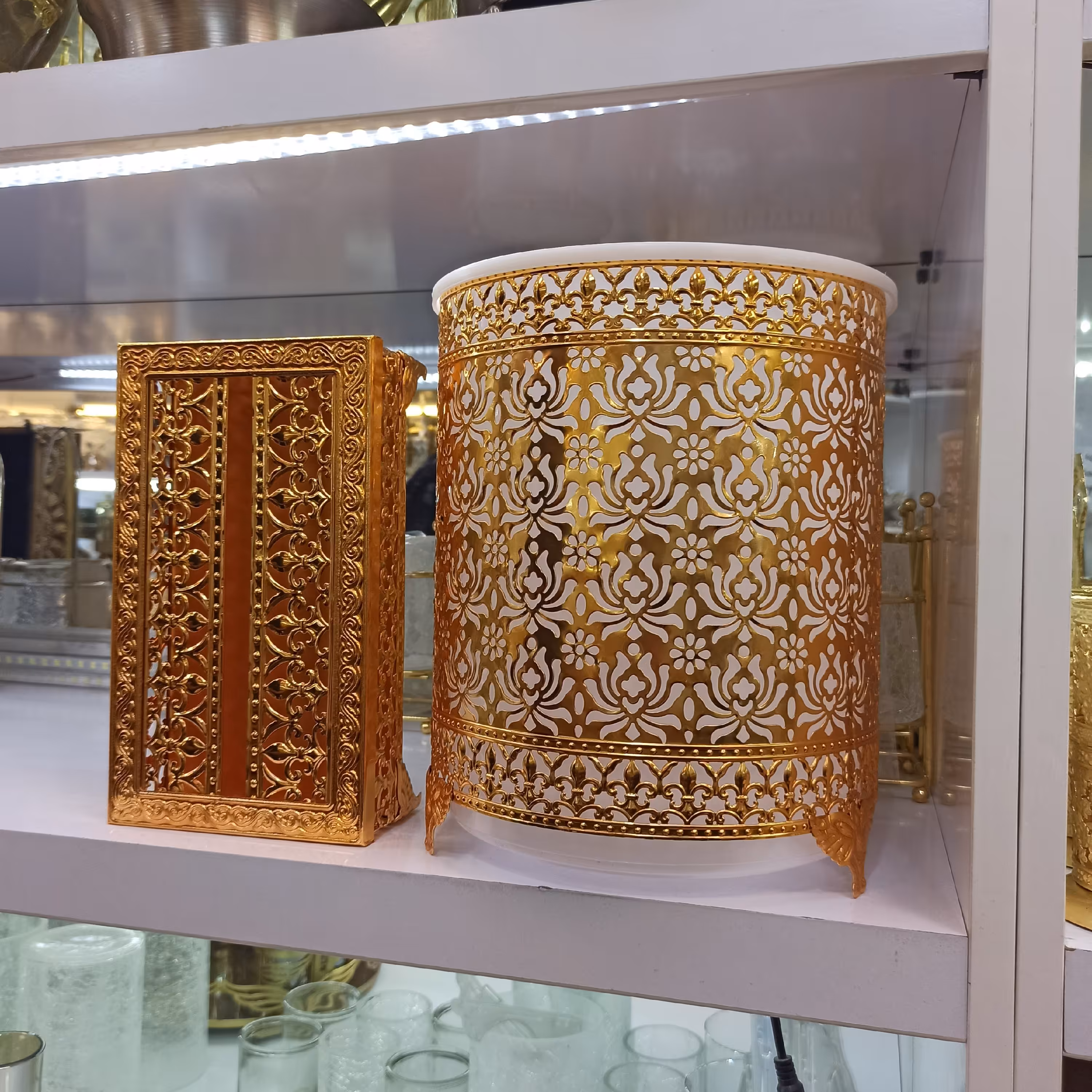 سطل و جا دستمال کاغذی پیوتر طلایی طرح گل زنبق