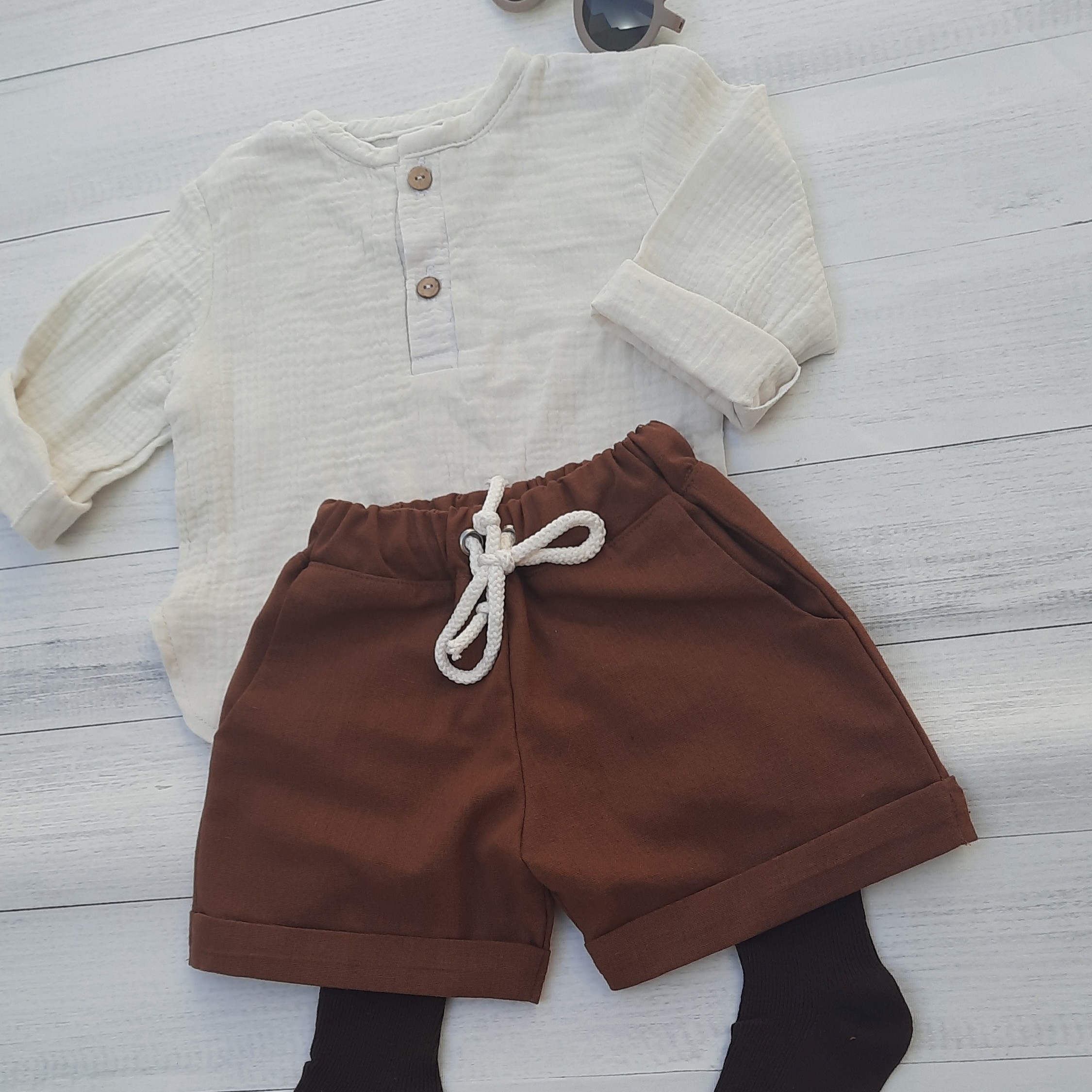 شومیز یقه گرد جلو سه دکمه پسرانه آستین بلند جنس موسلین و شلوارک پسرانه پاکتی کمر کش و بند دار