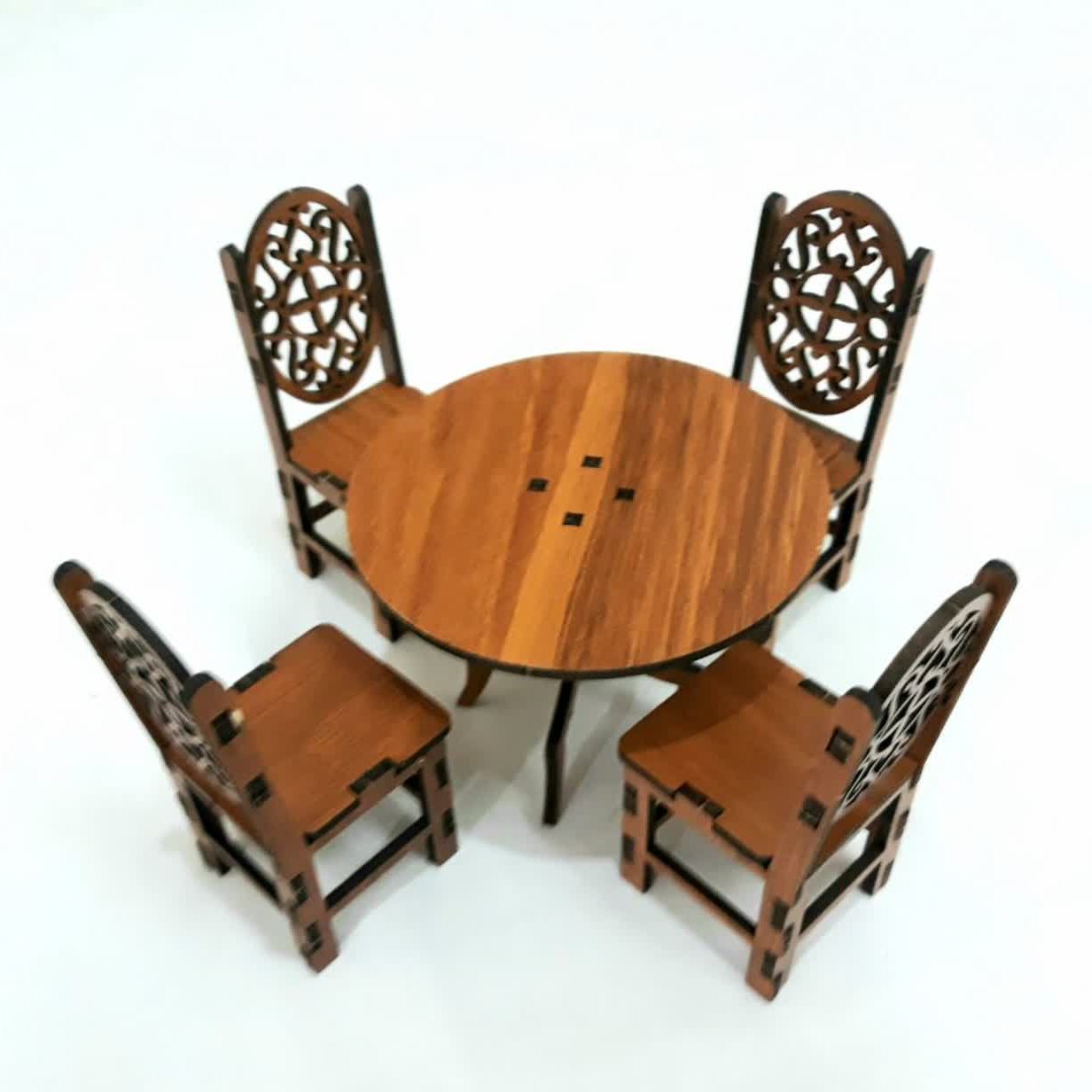 دکوری چوبی میز و صندلی نهار خوری کوچک و بامزه