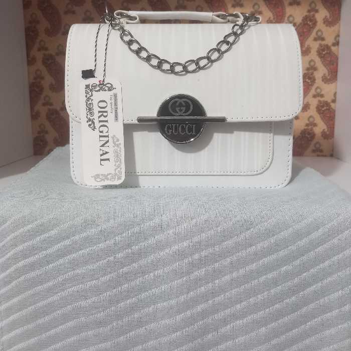 کیف سفید راه راه و شال ساده