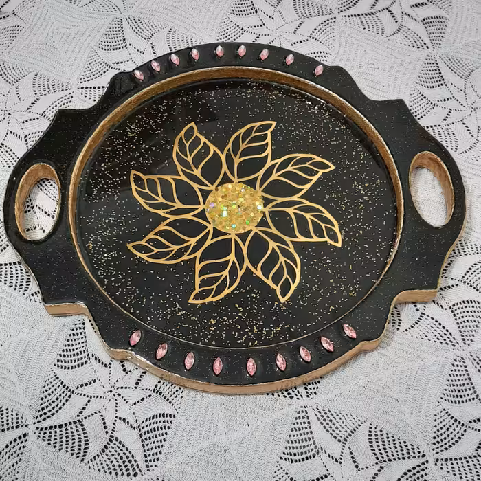سینی پذیرایی چوب و رزین فوق العاده لاکچری طرح گل رنگ های طلایی و مشکی