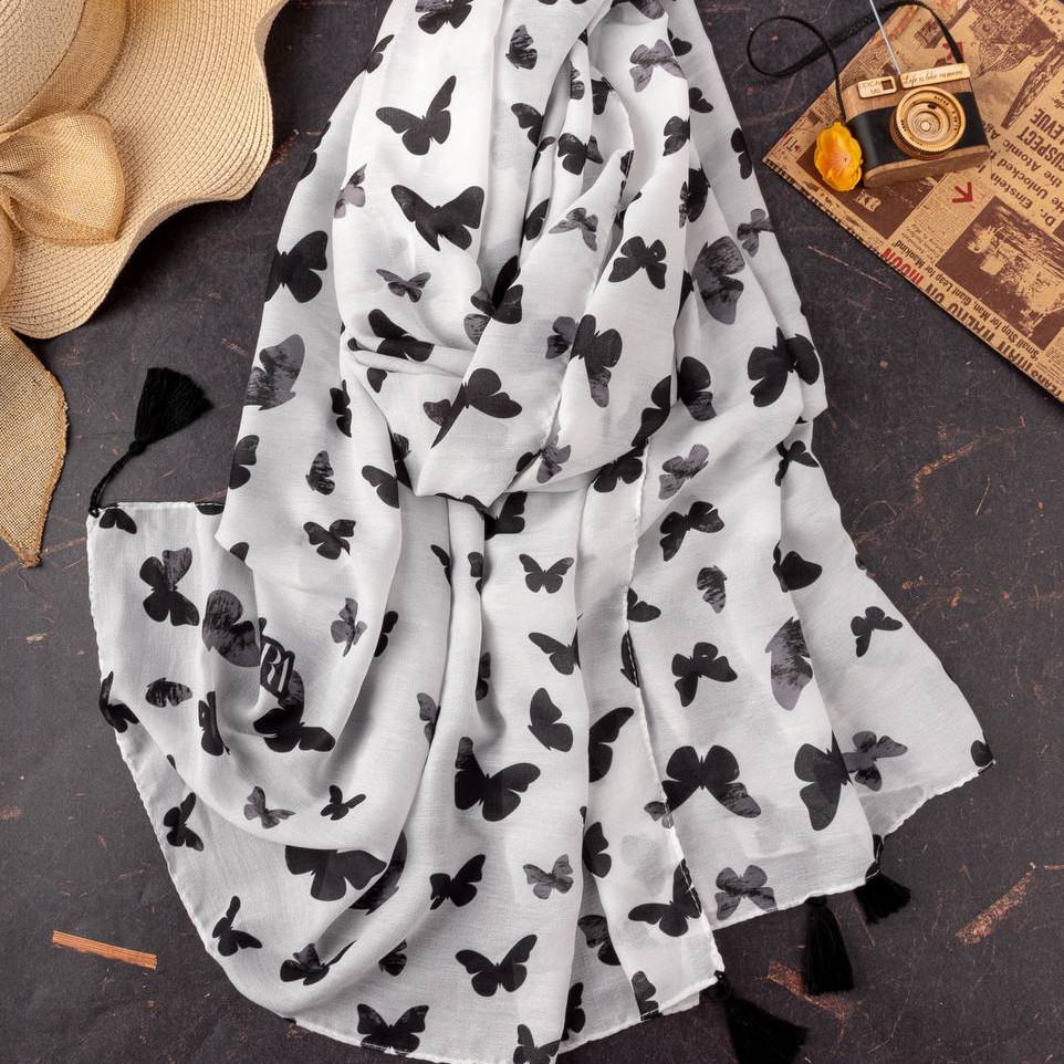 شال نخی منگوله دار سفیدمشکی طرح پروانه