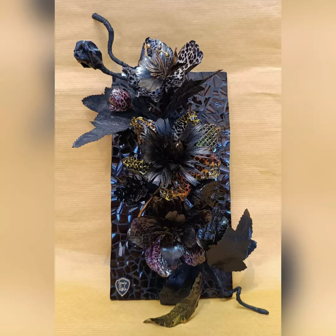 تابلو فانتزی پتینه کاری با شیشه با گل های پارچه ای در ابعاد 12 در 25