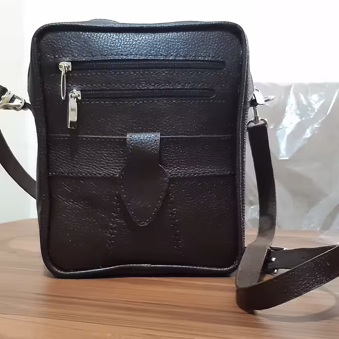 کیف حمایلی، جنس چرم گاوی درجه یک ، مغزی دوزی شده، جادار، دارای بند دوشی با قابلیت جدا شدن