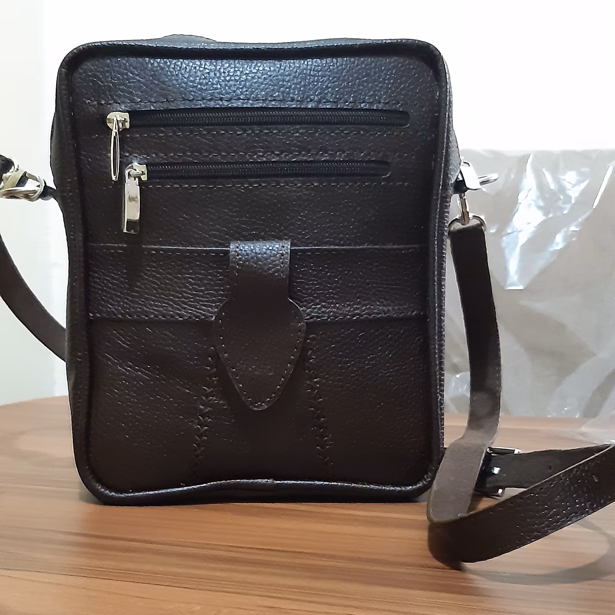 کیف حمایلی، جنس چرم گاوی درجه یک ، مغزی دوزی شده، جادار، دارای بند دوشی با قابلیت جدا شدن