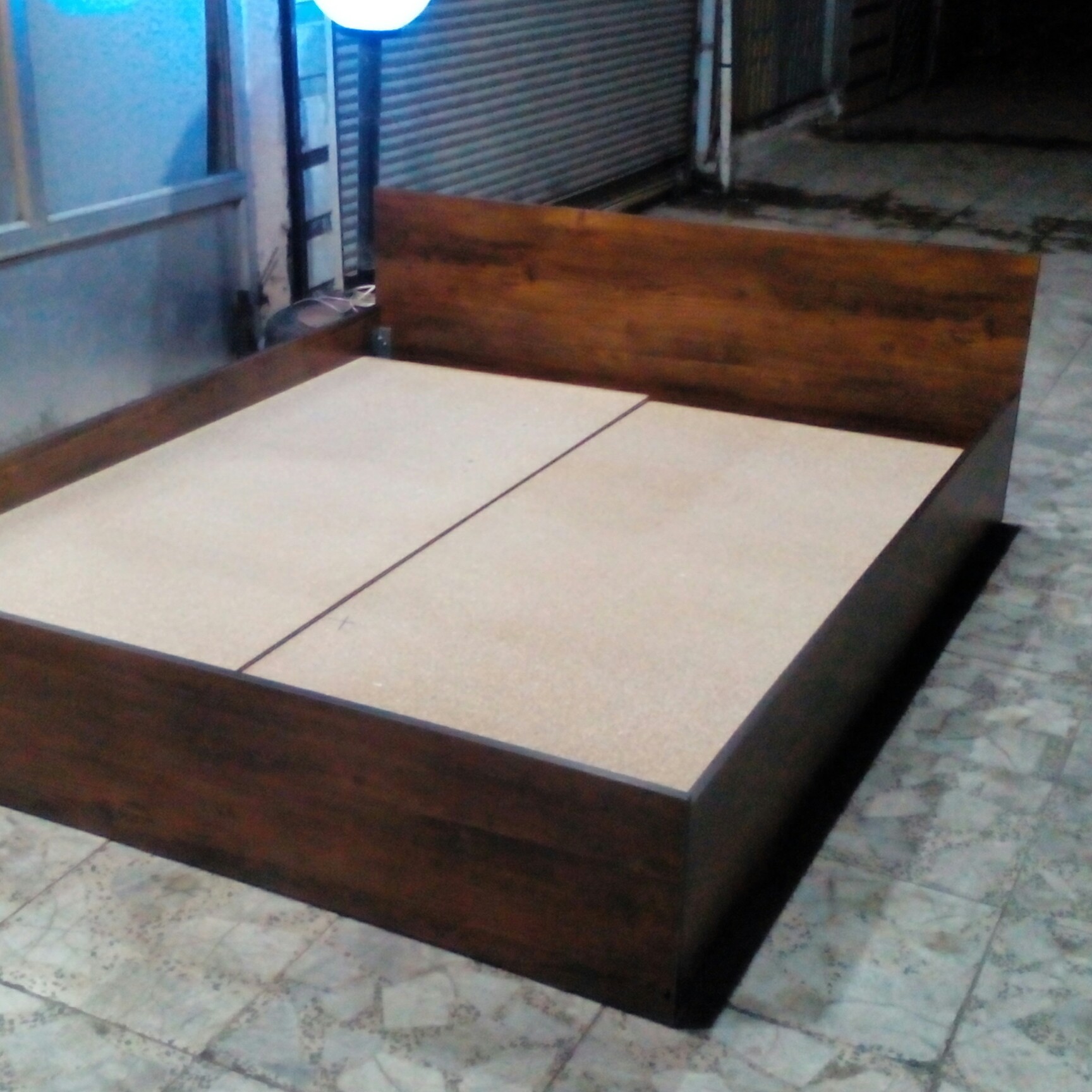 تخت خواب دو نفره طرح چوب قهوه ای.به همراه پاتختی دو کشو.ارسال با باربری و هزینه به صورت پس کرایه به عهده مشتری