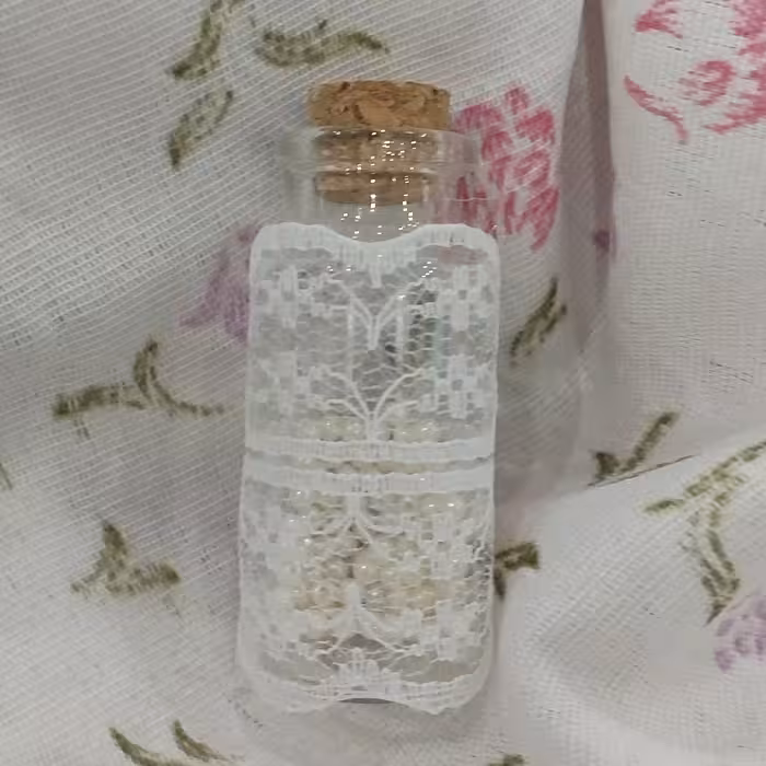 شیشه گیفت عروسی گیفت جشن تکلیف درب چوب پنبه کار شده با مهره ریز سفید و نوار گیپور