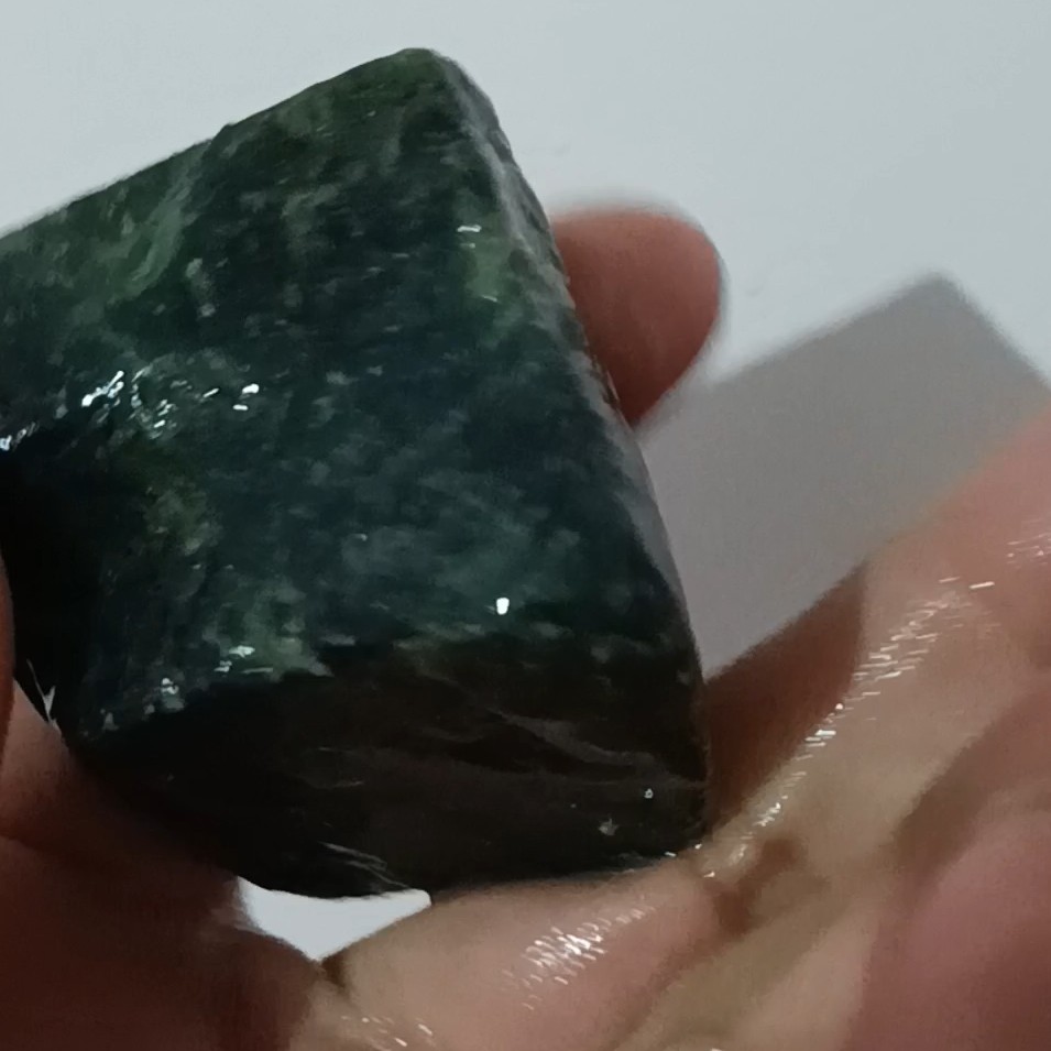 سنگ راف سرپانتین اصل و معدنی با قابلیت جذب آهن ر با و مناسب تراش نگین انگشتر وگردنبند وکلکسیونی 