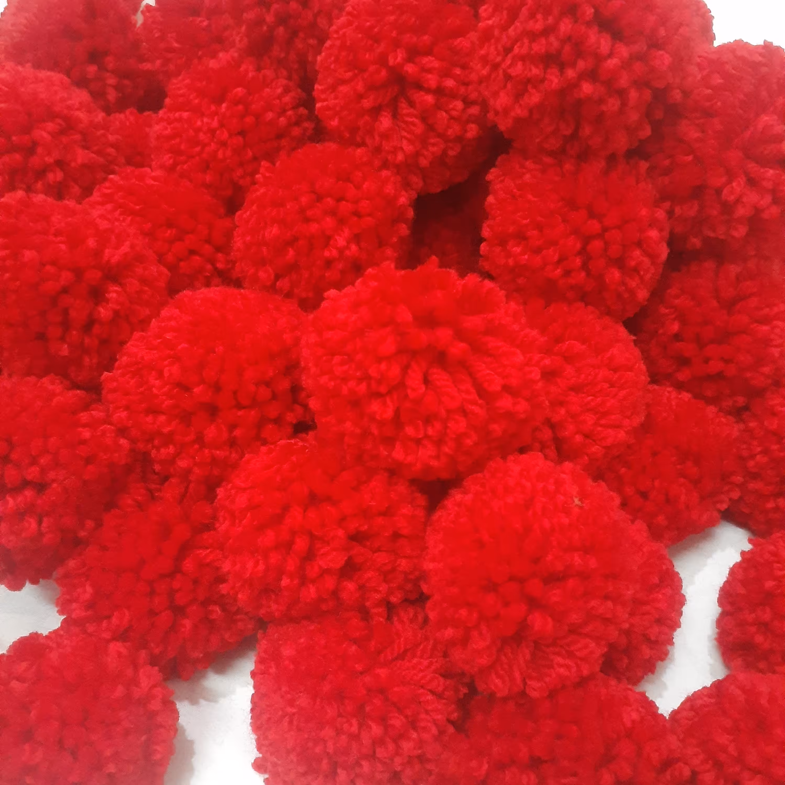 پوم پوم های پشمالو قرمز  پُر پک 6 تایی 6 سانتی کاموایی تک رنگ سفارشی موجود در خرازی نفیس