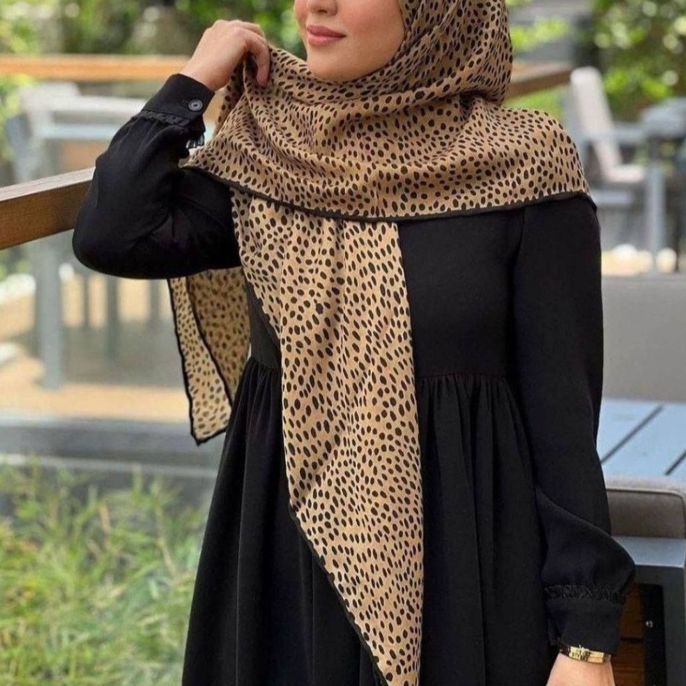روسری نخ پنبه دوردست دوز2 طرح خالخالی رنگ نسکافه ای ایستایی خیلی خوبی داره مناسب 4فصل