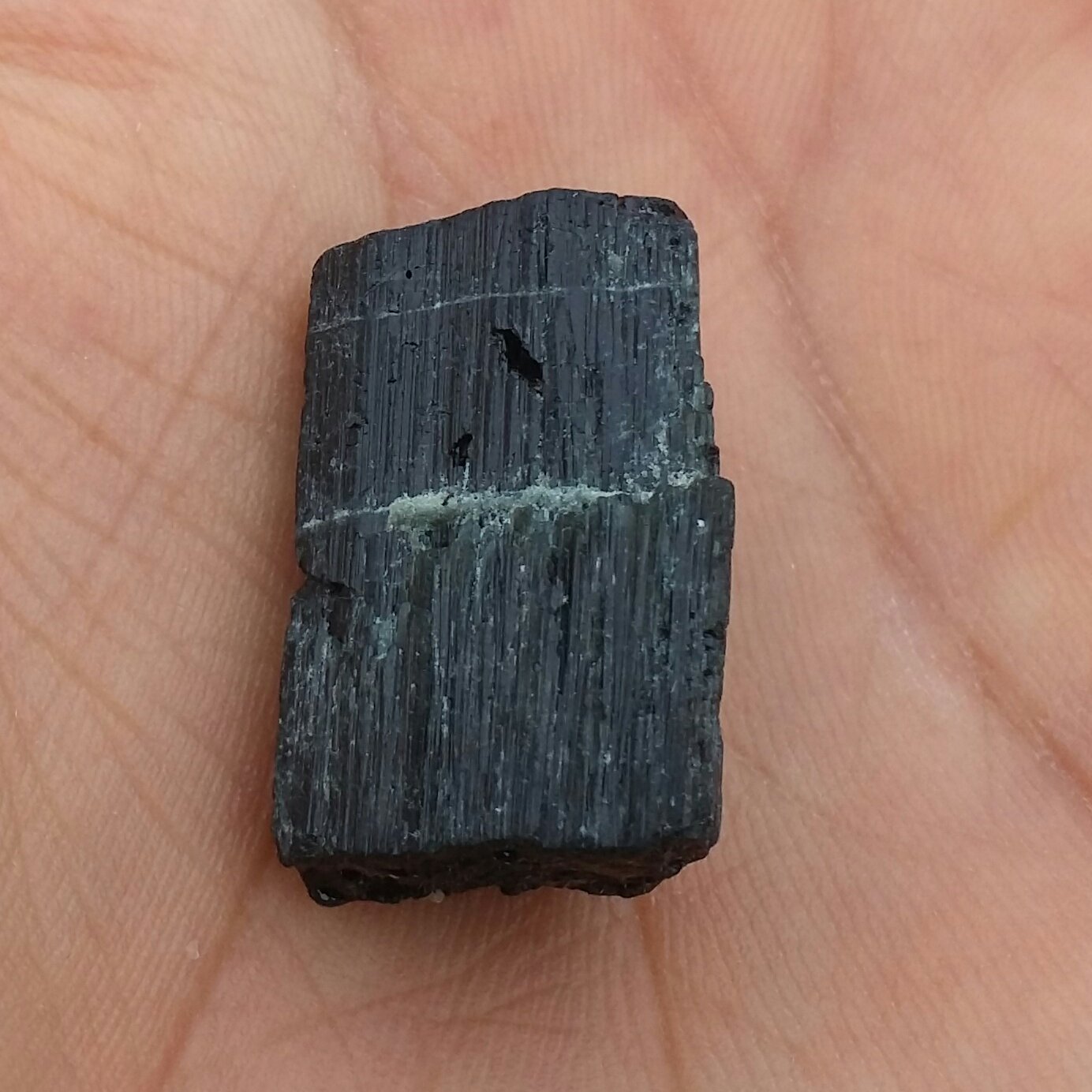 سنگ راف تورمالین شرول وارداتی ارزشمند شاهکار خلقت 100درصد طبیعی
مناسب جهت کلکسیون و ساخت آویز کد 9905