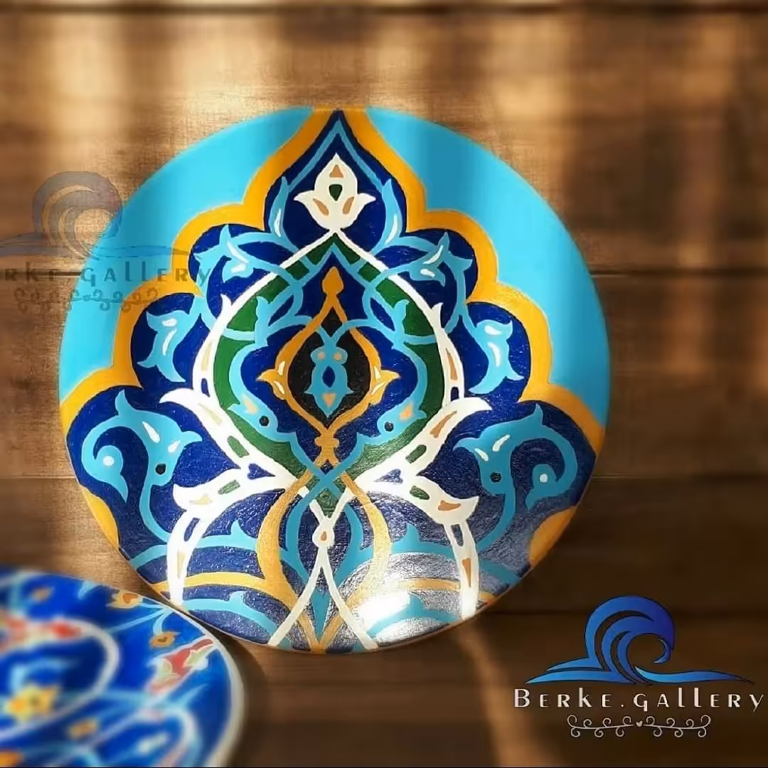 بشقاب دیوارکوب  سفالی طرح نفیس ابعاد 20سانتی متر