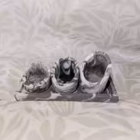 اکسسوری دکوری جاوارمری لب کج سفید طوسی