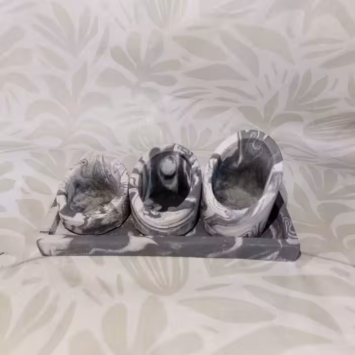 اکسسوری دکوری جاوارمری لب کج سفید طوسی